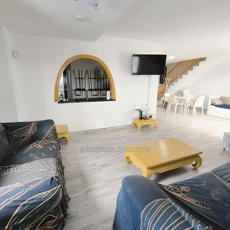 Δωμάτια σε οικογενειακή κατοικία 3 Private - 3 Privadas Shared Duplex Gara With Private Pool Costa Teguise